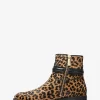 Bota Mindy de piel de becerro con estampado de leopardo Bota Mindy de piel de becerro con estampado de leopardo