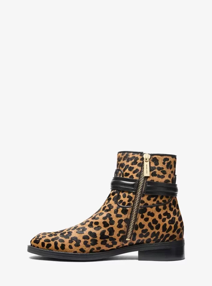 Bota Mindy de piel de becerro con estampado de leopardo Bota Mindy de piel de becerro con estampado de leopardo