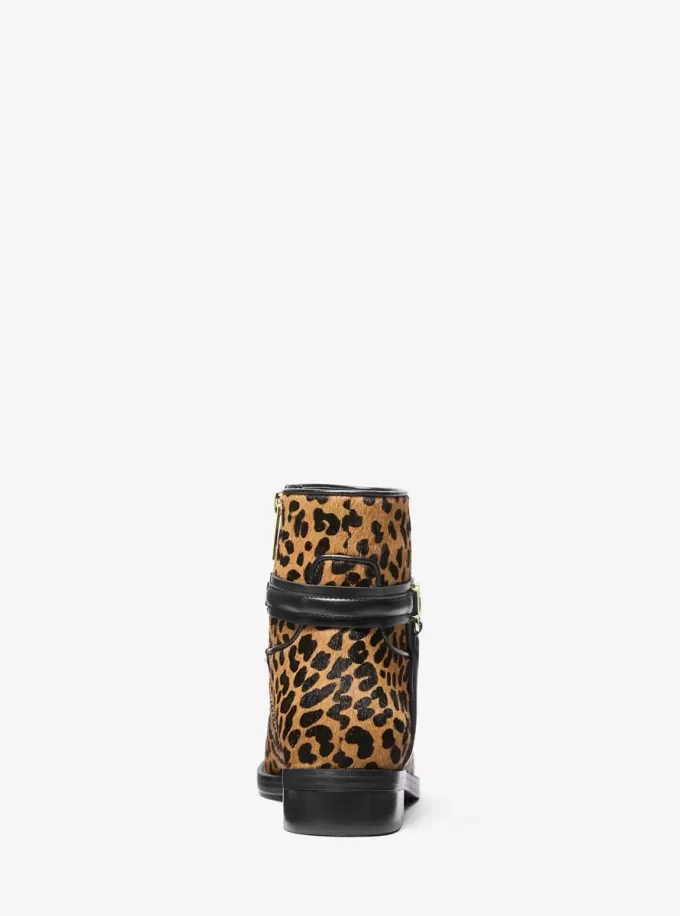 Bota Mindy de piel de becerro con estampado de leopardo Bota Mindy de piel de becerro con estampado de leopardo