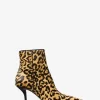 Botín de pelo de becerro con estampado de leopardo Selina Botín de pelo de becerro con estampado de leopardo Selina