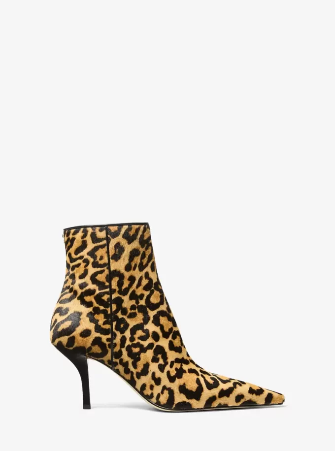 Botín de pelo de becerro con estampado de leopardo Selina Botín de pelo de becerro con estampado de leopardo Selina