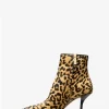 Botín de pelo de becerro con estampado de leopardo Selina Botín de pelo de becerro con estampado de leopardo Selina