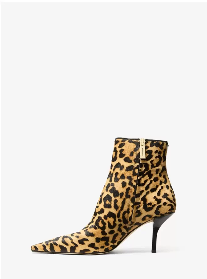 Botín de pelo de becerro con estampado de leopardo Selina Botín de pelo de becerro con estampado de leopardo Selina