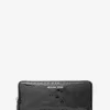 Cartera continental con logotipo de patente grande grabado de Jet Set Cartera continental con logotipo de patente grande grabado de Jet Set