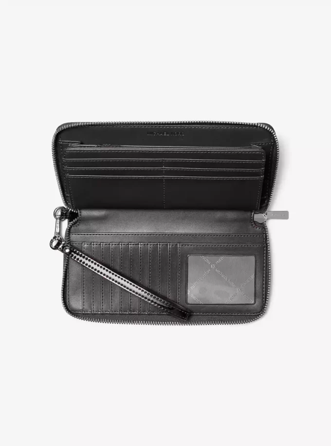 Cartera continental con logotipo de patente grande grabado de Jet Set Cartera continental con logotipo de patente grande grabado de Jet Set