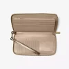 Cartera continental con logotipo metálico grande grabado de Jet Set Cartera continental con logotipo metálico grande grabado de Jet Set