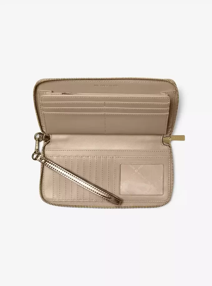 Cartera continental con logotipo metálico grande grabado de Jet Set Cartera continental con logotipo metálico grande grabado de Jet Set