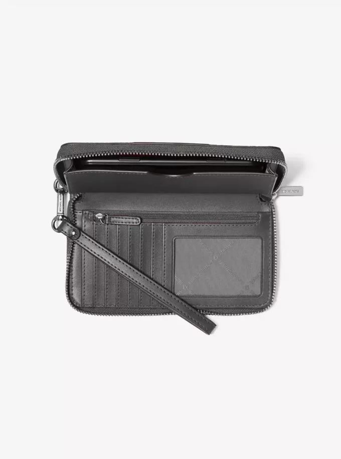 Cartera grande para smartphone con rayas metálicas y el logotipo de la firma Jet Set Cartera grande para smartphone con rayas metálicas y el logotipo de la firma Jet Set