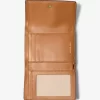 Cartera mediana con el logotipo de la firma Bryant