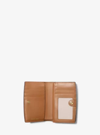 Cartera mediana con el logotipo de la firma Bryant