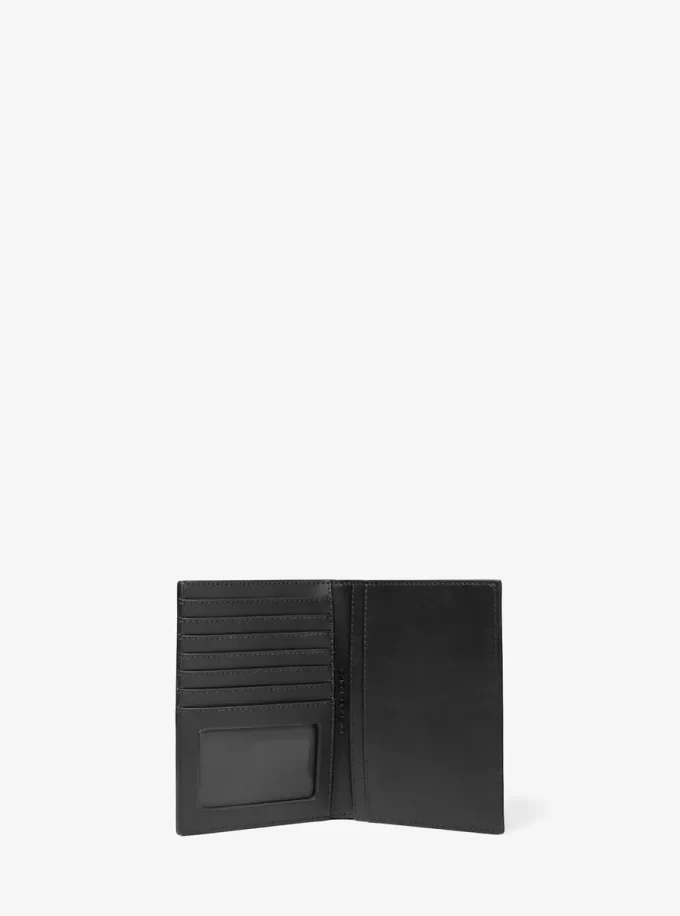 Cartera para pasaporte Jet Set Medium con logotipo de patente grabado Cartera para pasaporte Jet Set Medium con logotipo de patente grabado