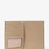 Cartera para pasaporte Jet Set Medium con logotipo metálico grabado Cartera para pasaporte Jet Set Medium con logotipo metálico grabado