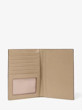Cartera para pasaporte Jet Set Medium con logotipo metálico grabado
