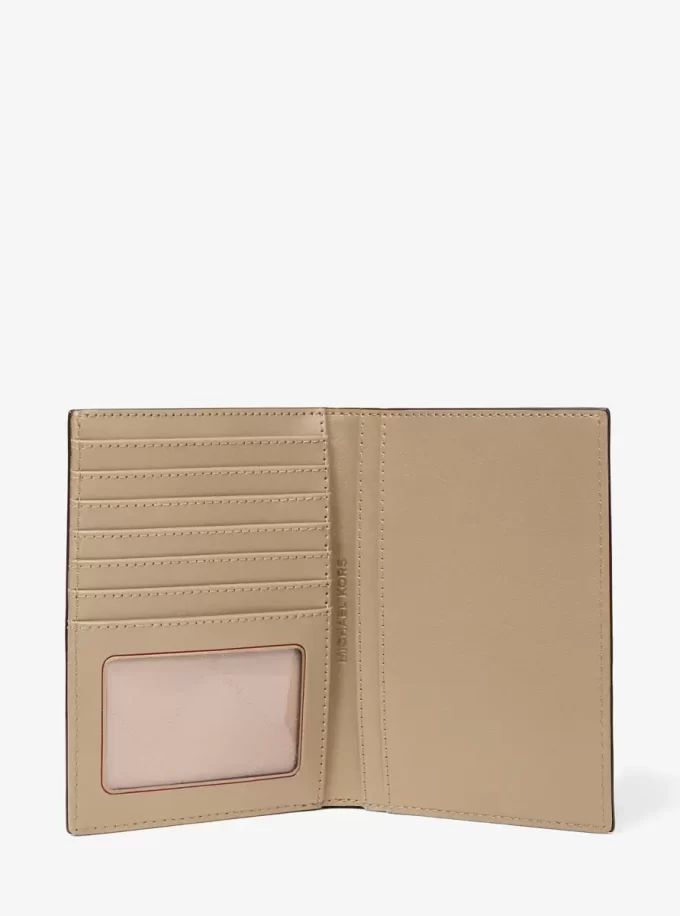 Cartera para pasaporte Jet Set Medium con logotipo metálico grabado Cartera para pasaporte Jet Set Medium con logotipo metálico grabado