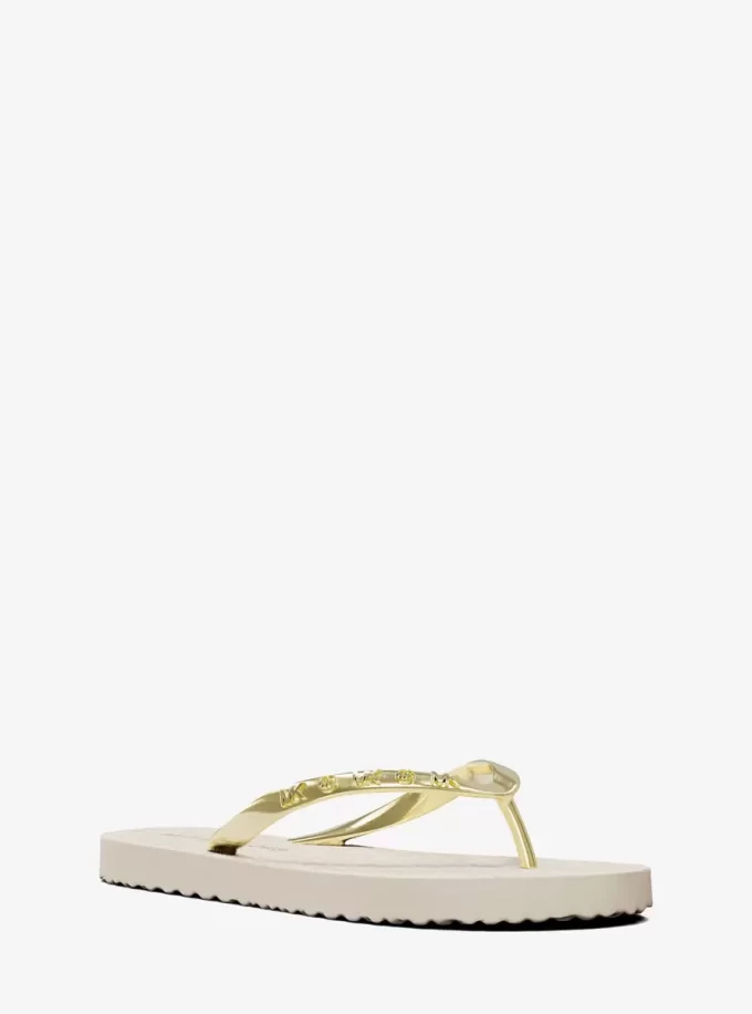 Chanclas con el logotipo de la firma