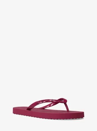 Chanclas con el logotipo de la firma