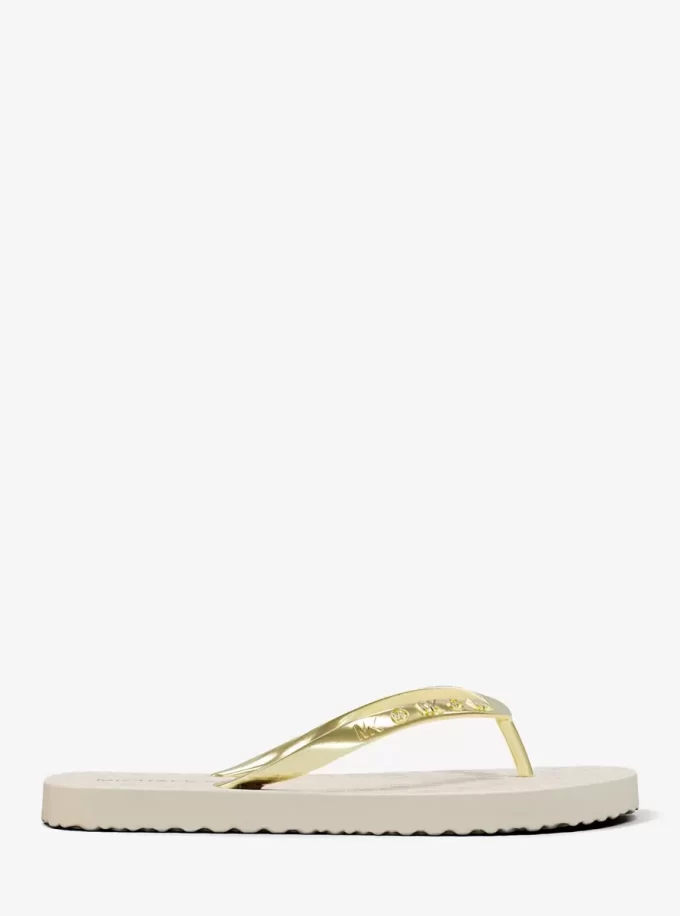 Chanclas con el logotipo de la firma