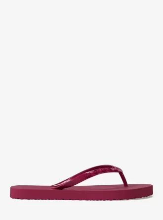 Chanclas con el logotipo de la firma