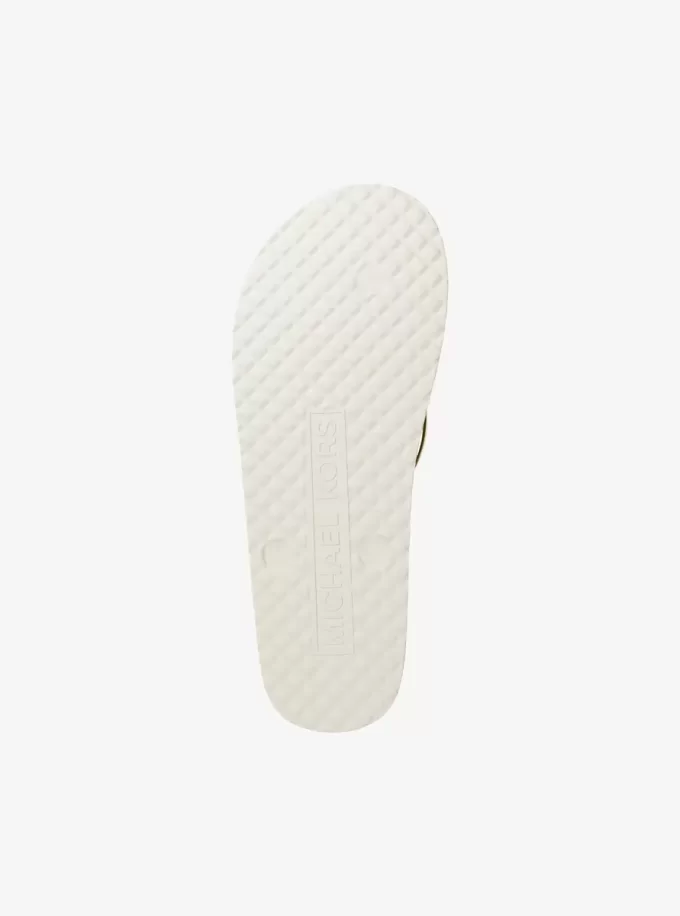 Chanclas con el logotipo de la firma