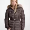 Chaqueta acolchada con cinturón y ribete de piel sintética