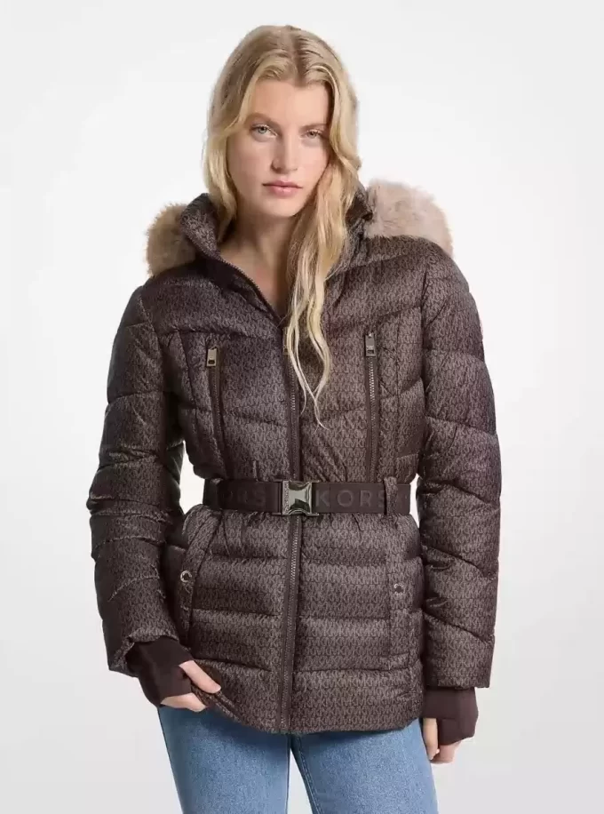 Chaqueta acolchada con cinturón y ribete de piel sintética