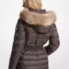 Chaqueta acolchada con cinturón y ribete de piel sintética