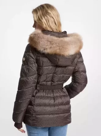 Chaqueta acolchada con cinturón y ribete de piel sintética
