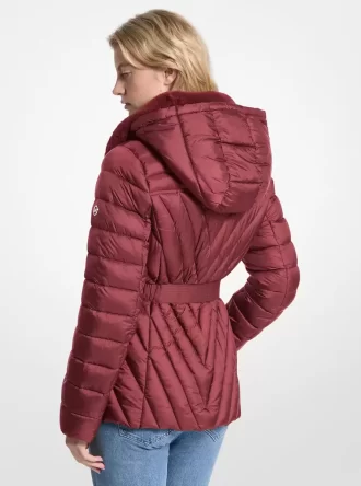 Chaqueta acolchada de nailon plegable con ribete de piel sintética