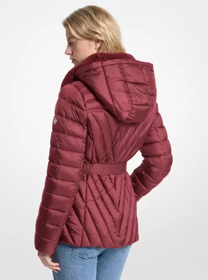 Chaqueta acolchada de nailon plegable con ribete de piel sintética