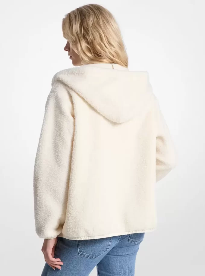 Chaqueta con capucha de sherpa