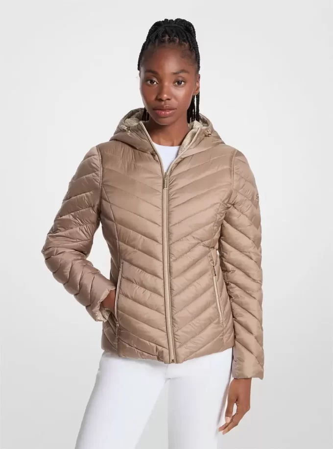 Chaqueta reversible de nailon acolchado con estampado de logotipo de chevrón