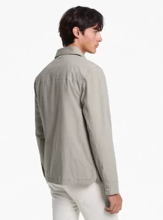 Chaqueta tipo camisa de popelina de algodón elástico teñida en prenda