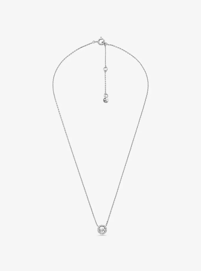 Collar con colgante de logotipo pavé de plata de ley chapada en metales preciosos de Fulton