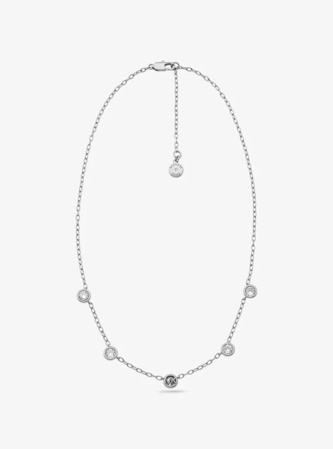 Collar con logotipo engastado en pavé Collar con logotipo engastado en pavé