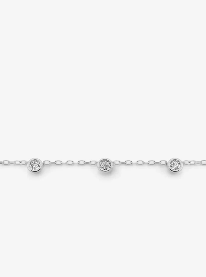 Collar con logotipo engastado en pavé Collar con logotipo engastado en pavé