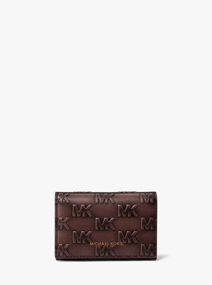 Estuche para tarjetas de piel bruñida con el logotipo de Colby en relieve