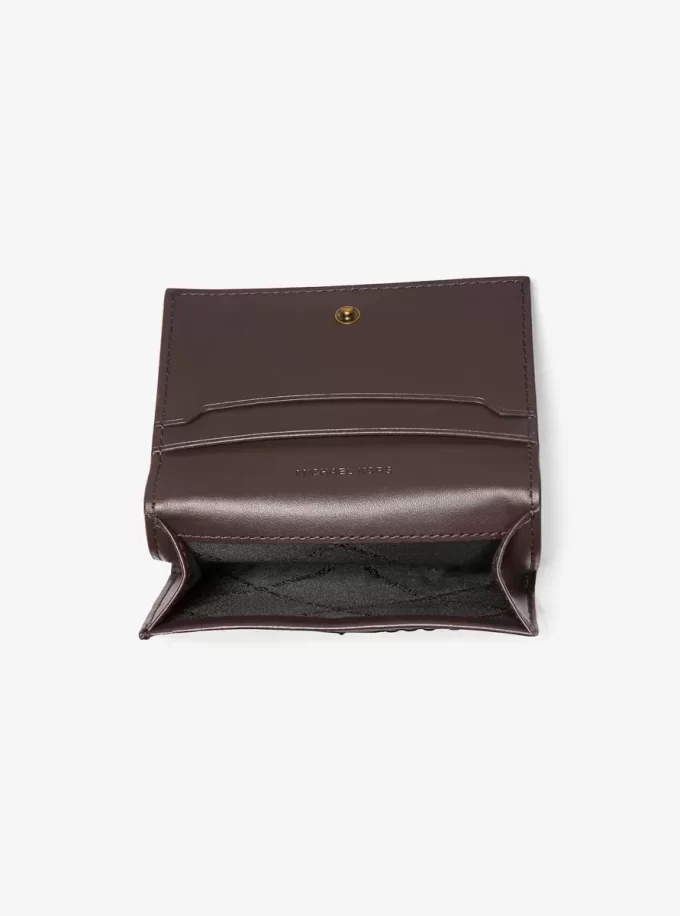 Estuche para tarjetas de piel bruñida con el logotipo de Colby en relieve