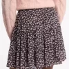 Falda escalonada de georgette con estampado floral y tachuelas Falda escalonada de georgette con estampado floral y tachuelas