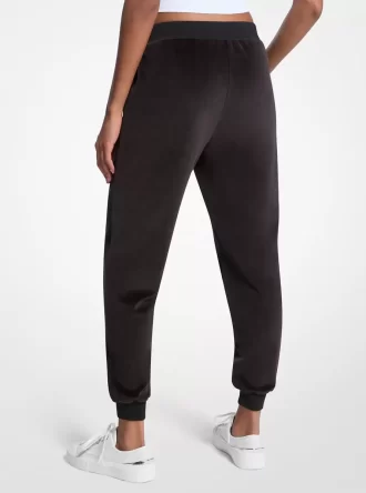 Joggers de terciopelo con logotipo adornado