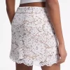 Minifalda de encaje floral con cordón y tachuelas Minifalda de encaje floral con cordón y tachuelas