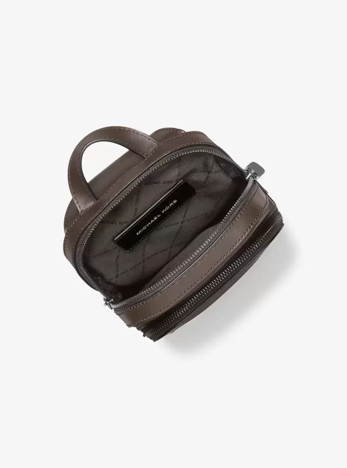 Mochila bandolera Edison de cuero de grano cruzado resistente a arañazos