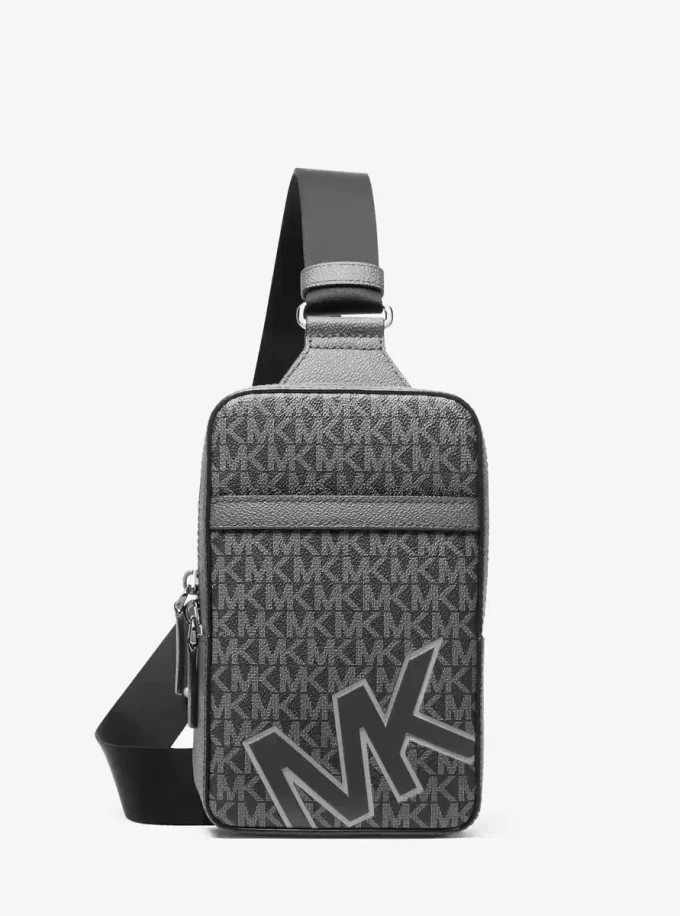 Mochila bandolera mediana con el logotipo de la firma Cooper Mochila bandolera mediana con el logotipo de la firma Cooper