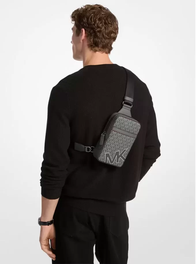 Mochila bandolera mediana con el logotipo de la firma Cooper Mochila bandolera mediana con el logotipo de la firma Cooper