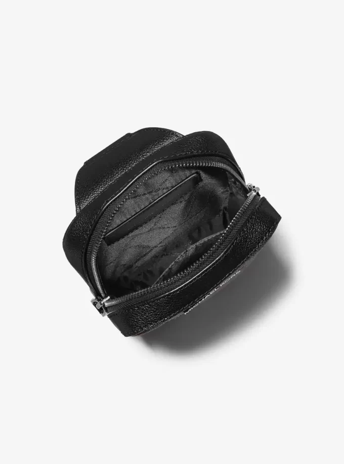 Mochila bandolera mediana con logotipo gráfico de Cooper Mochila bandolera mediana con logotipo gráfico de Cooper