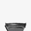 Mochila bandolera utilitaria mediana Cooper con logotipo metálico en relieve Mochila bandolera utilitaria mediana Cooper con logotipo metálico en relieve
