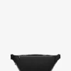 Mochila bandolera utilitaria mediana Cooper con logotipo metálico en relieve Mochila bandolera utilitaria mediana Cooper con logotipo metálico en relieve