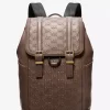 Mochila mediana Colby de piel bruñida con logotipo en relieve Mochila mediana Colby de piel bruñida con logotipo en relieve