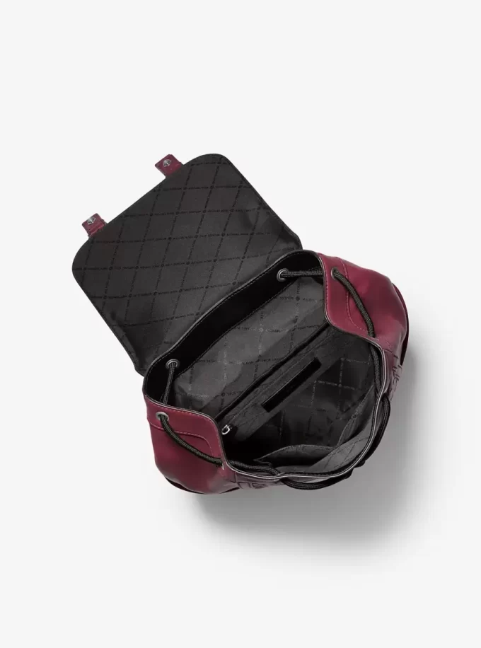 Mochila mediana Colby de piel bruñida con logotipo en relieve Mochila mediana Colby de piel bruñida con logotipo en relieve