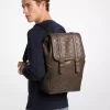 Mochila mediana Colby de piel bruñida con logotipo en relieve Mochila mediana Colby de piel bruñida con logotipo en relieve