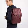 Mochila mediana Colby de piel bruñida con logotipo en relieve Mochila mediana Colby de piel bruñida con logotipo en relieve